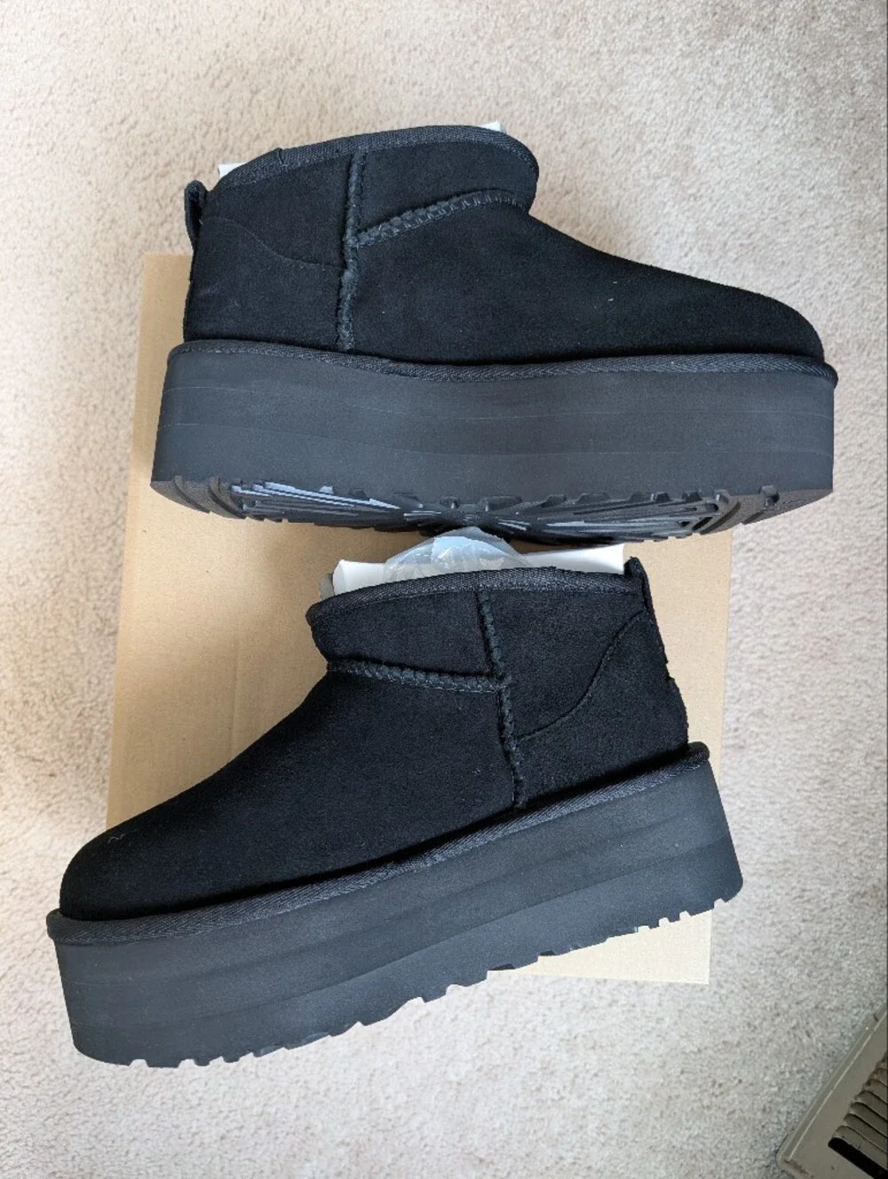 NWT Ugg Classic Ultra Mini Platform Boots, Black, Size 7